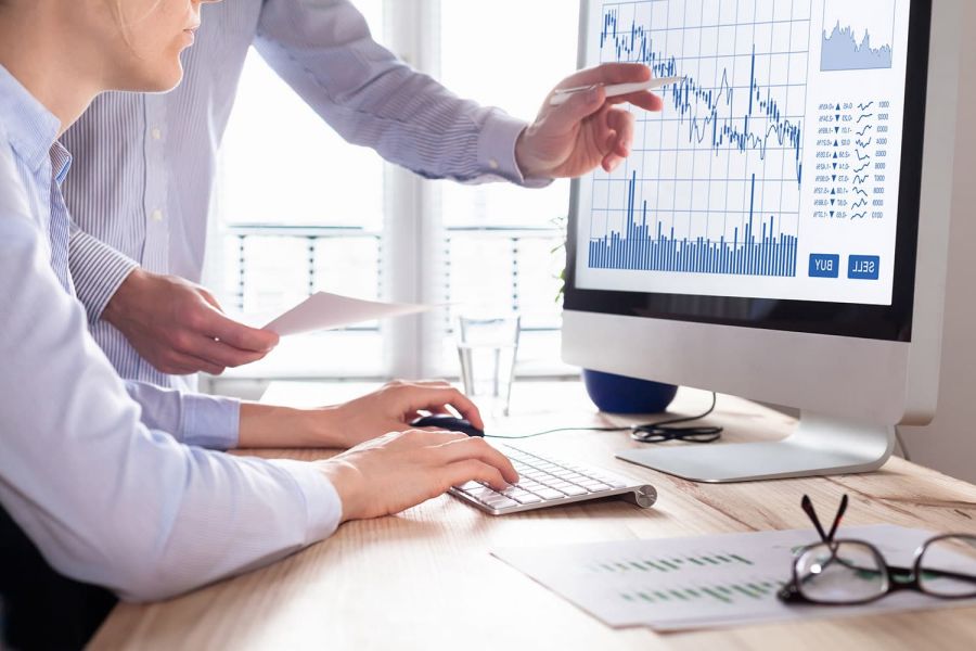 Kollegen bei einer Statistik-Auswertung